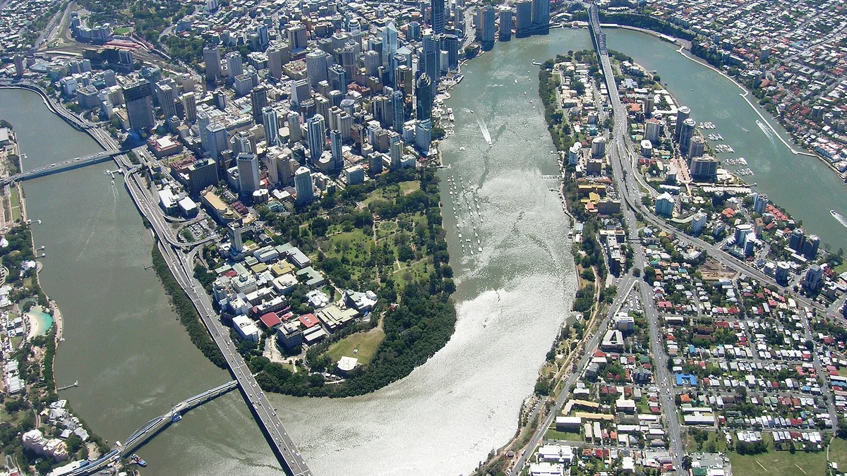Bảng cân đối tài sản hộ gia đình Úc — khu dân cư ven sông Brisbane nhìn từ trên cao
